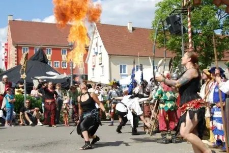 spektakuläre Feuerspucker in der Stadt