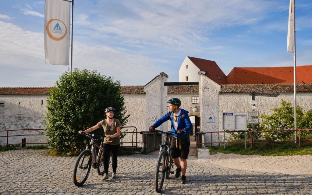 Bild von zwei Radfahrern vor der Burg Wildenstein
