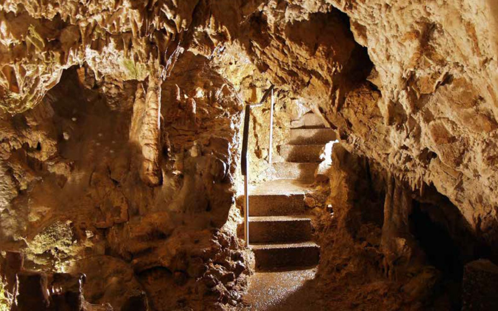 Bild in einer Höhe mit Treppe