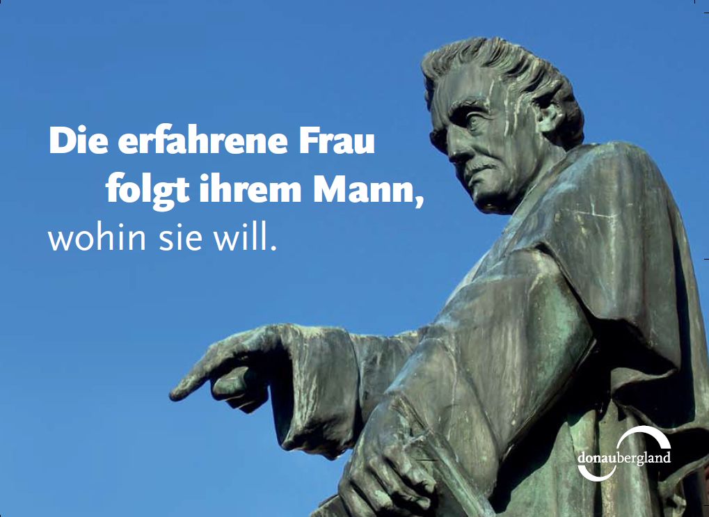 Donaubergland Postkartenmotiv mit Statue mit ausgestrecktem Zeigefinger.