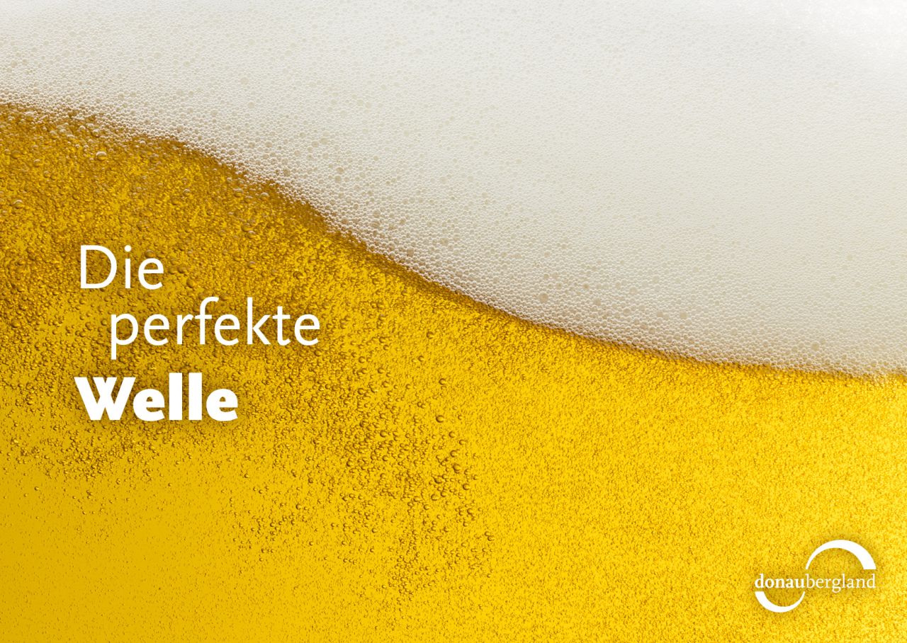 Donaubergland Postkartenmotiv mit sprudelndem Bier mit Schaum.
