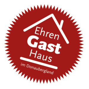 rotes Logo mit weißem Schriftzug Ehrengasthaus im Donaubergland