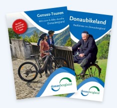 Abbildung zweier Prospekte, 1 x Genuss-Touren und 1 x Donaubikeland