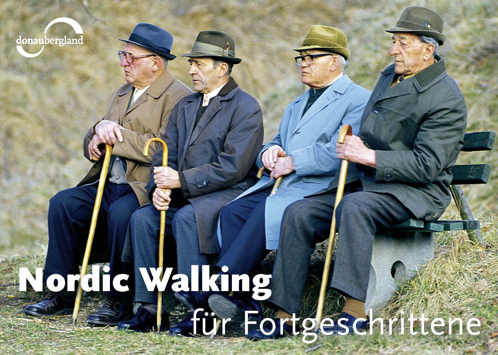 Donaubergland Postkartenmotiv mit vier Männern auf einer Bank, die alle einen Hut, einen Stock und einen Mantel tragen und in die selbe Richtung blicken.