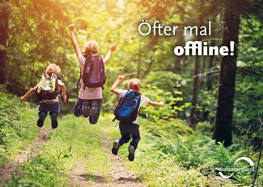 Donaubergland Postkartenmotiv mit drei Kindern, die mit Rucksack auf einem Wanderweg in die Höhe springen.