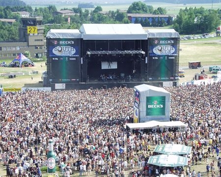 Bild von der Bühne und ganz vielen Zuschauern vom Southside Festival 2023 bei Tag