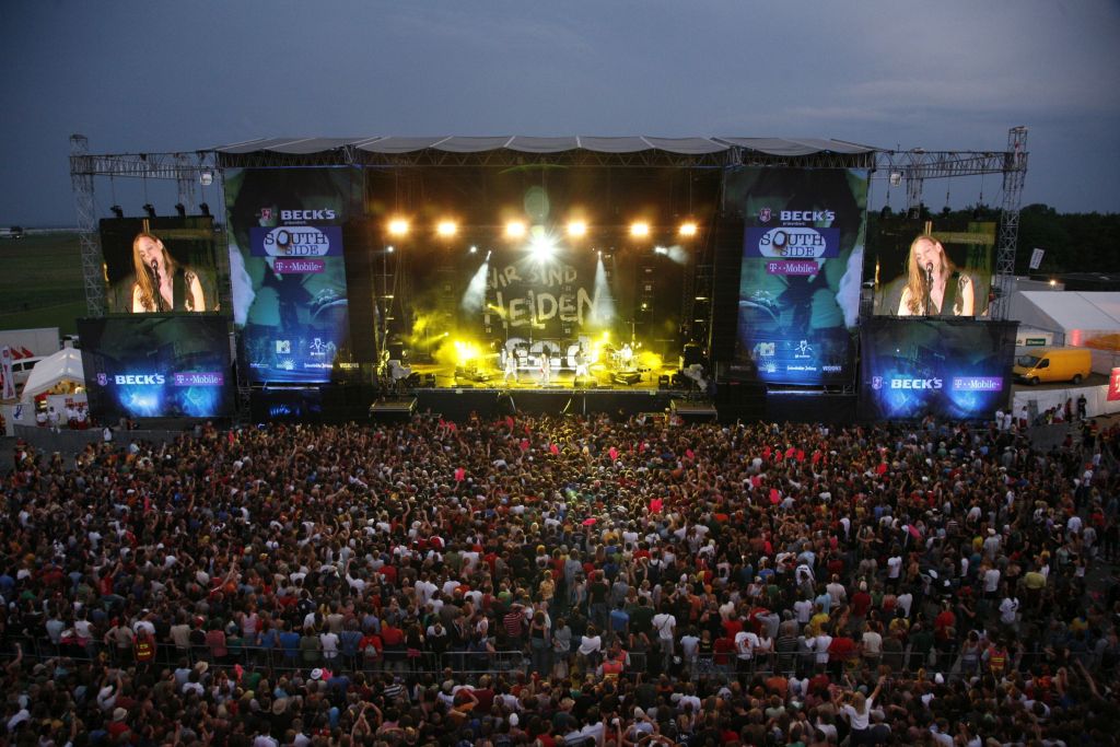 Bild von der Bühne und ganz vielen Zuschauern vom Southside Festival 2023 im Dunkeln