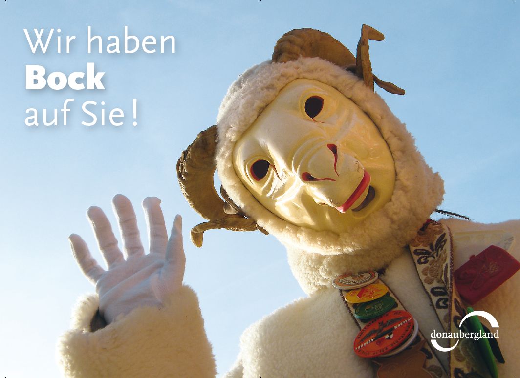 Donaubergland Postkartenmotiv mit einem winkenden Narr mit Bock-Maske.