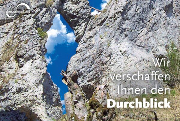 Donaubergland Postkartenmotiv mit Blick in blauen Himmel durch eine Felsspalte.