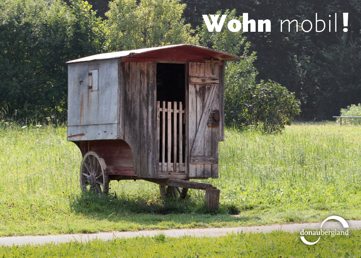 Donaubergland Postkartenmotiv mit einem Schäferwagen auf einer Weide mit Bäumen im Hintergrund.