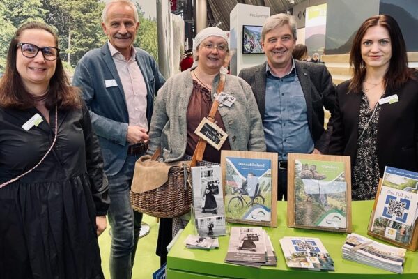 Foto von 5 Personen hinter Messestand, unter anderem mit Landrat Bär