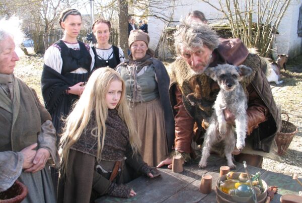 Foto von der Sterntaler-Szene aus dem Freilichtmuseum mit sieben Personen in alter Kleidung.