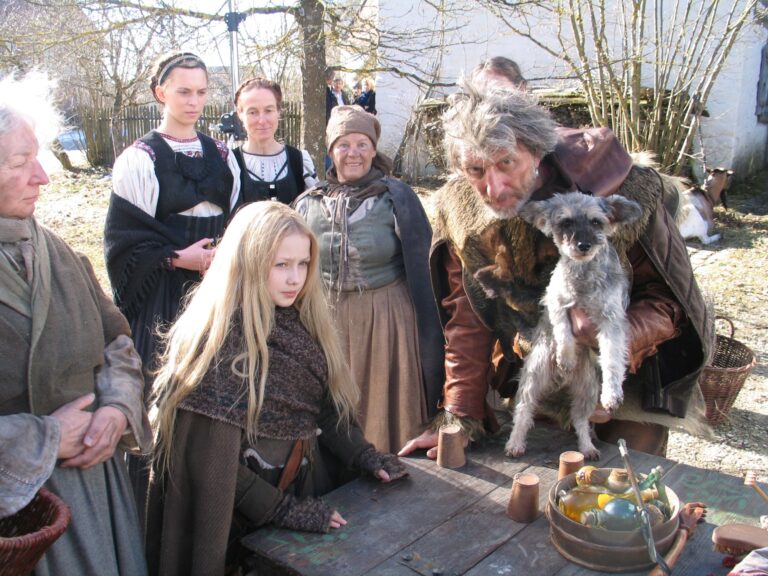 Foto von der Sterntaler-Szene aus dem Freilichtmuseum mit sieben Personen in alter Kleidung.