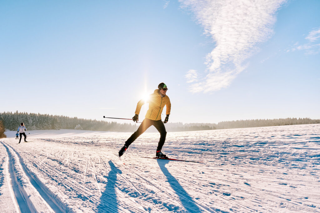 Bild von Langläufern auf der Skating Spur bei blauem Himmel und viel Schnee