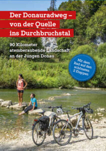 Titelbild mit der Überschrift Der Donauradweg - von der Quelle ins Durchbruchstal, 90 Kilometer atemberaubende Landschaft an der Jungen Donau, Mit dem Rad auf den schönsten 2 Etappen mit zwei Radfahrern, die an einem Fluss Ihre Beine ins Wasser strecken