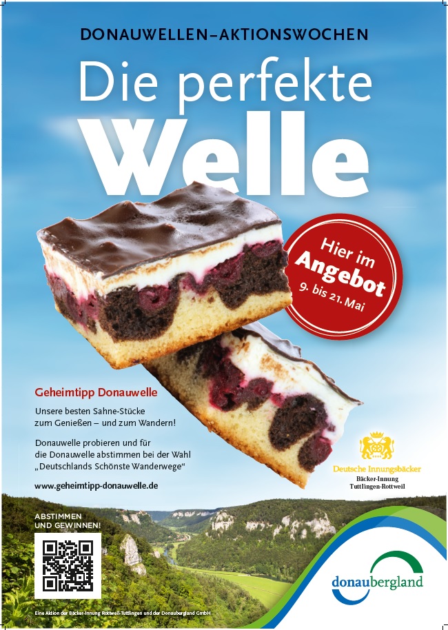 Plakat mit der Überschrift Donauwellen-Aktionswochen, Die perfekte Welle mit Hervorhebung in weiß auf rot Hier im Angebot 9. bis 21. Mai und Schriftzug Geheimtipp Donauwelle, unsere besten Sahne-Stücke zum Genießen - und zum Wandern! Donauwelle probieren und für die Donauwelle abstimmen bei der Wahl 'Deutschlands Schönste Wanderwege' und www.geheimtipp-donauwelle.de