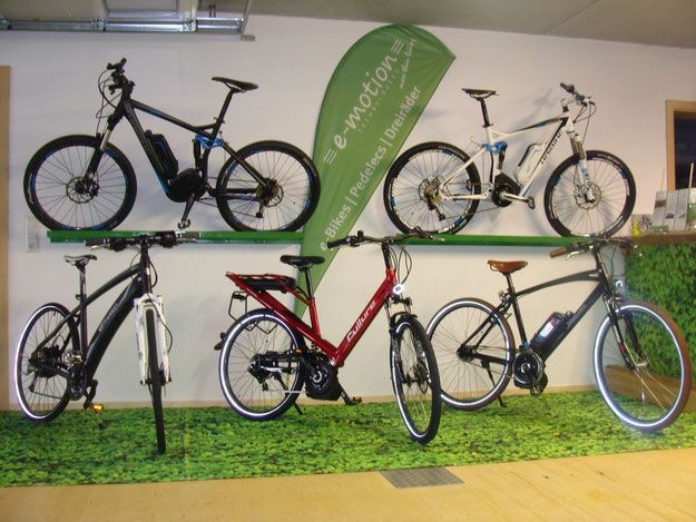 Bild von fünf Fahrrädern, übereinander ausgestellt bei e-motion