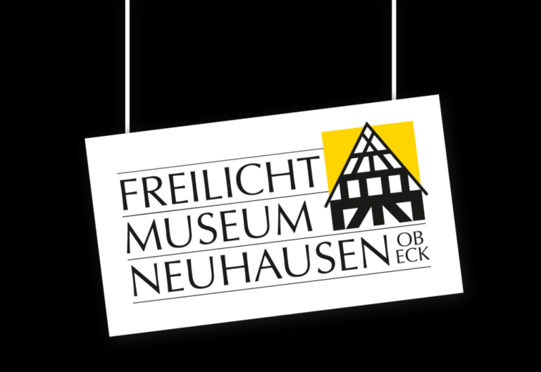 weiß schwarz gelbes Logo mit Schriftzug Freilicht Museum Neuhausen ob Eck