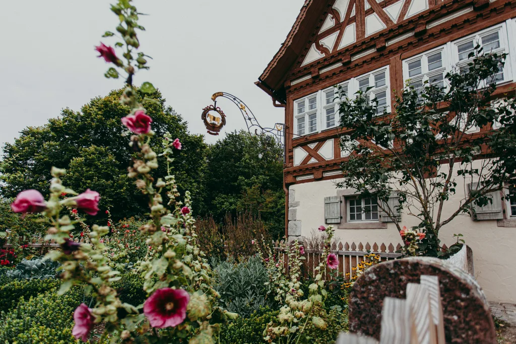 Bild von einem Wirtshausschild an einem alten Gebäude