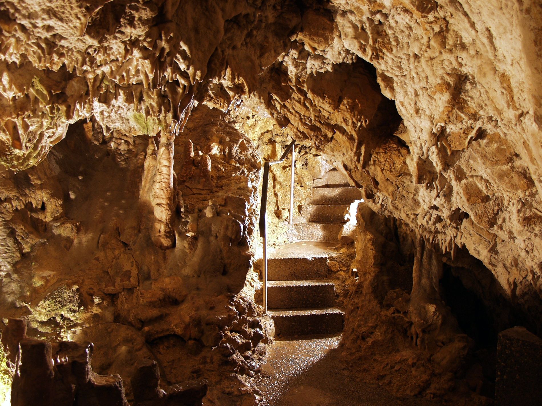 Bild von Kolbinger Höhle von Innen mit Treppe und Geländer