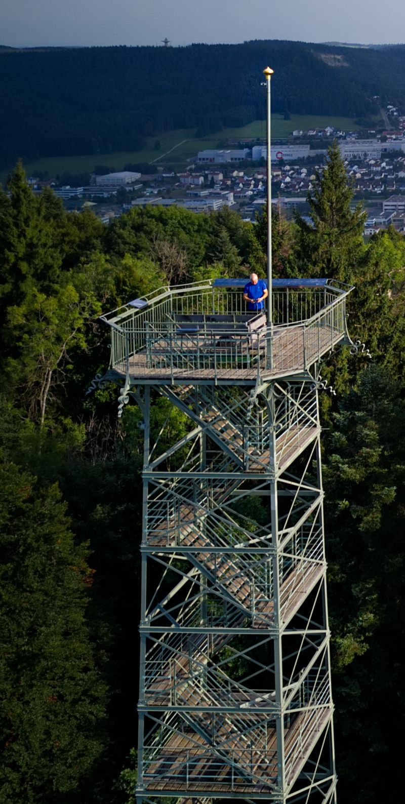 Bild vom Lembergturm von oben mit Blick auf Gosheim. Oben auf dem Turm steht eine Person mit blauem T-Shirt