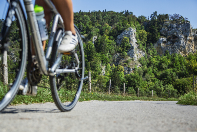 Bild von Radfahrer auf Donauradweg mit Felsen im Hintergrund