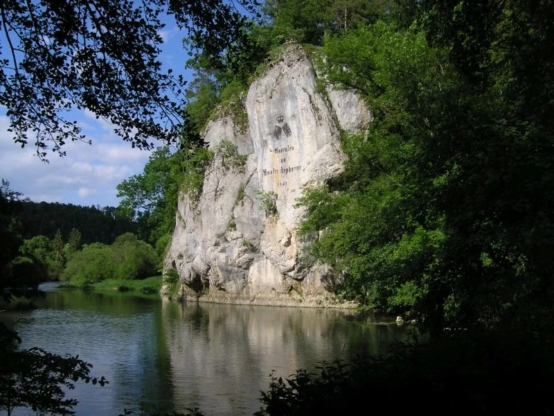 Bild mit Blick auf den Amalienfelsen, der sich in der Donau spiegelt