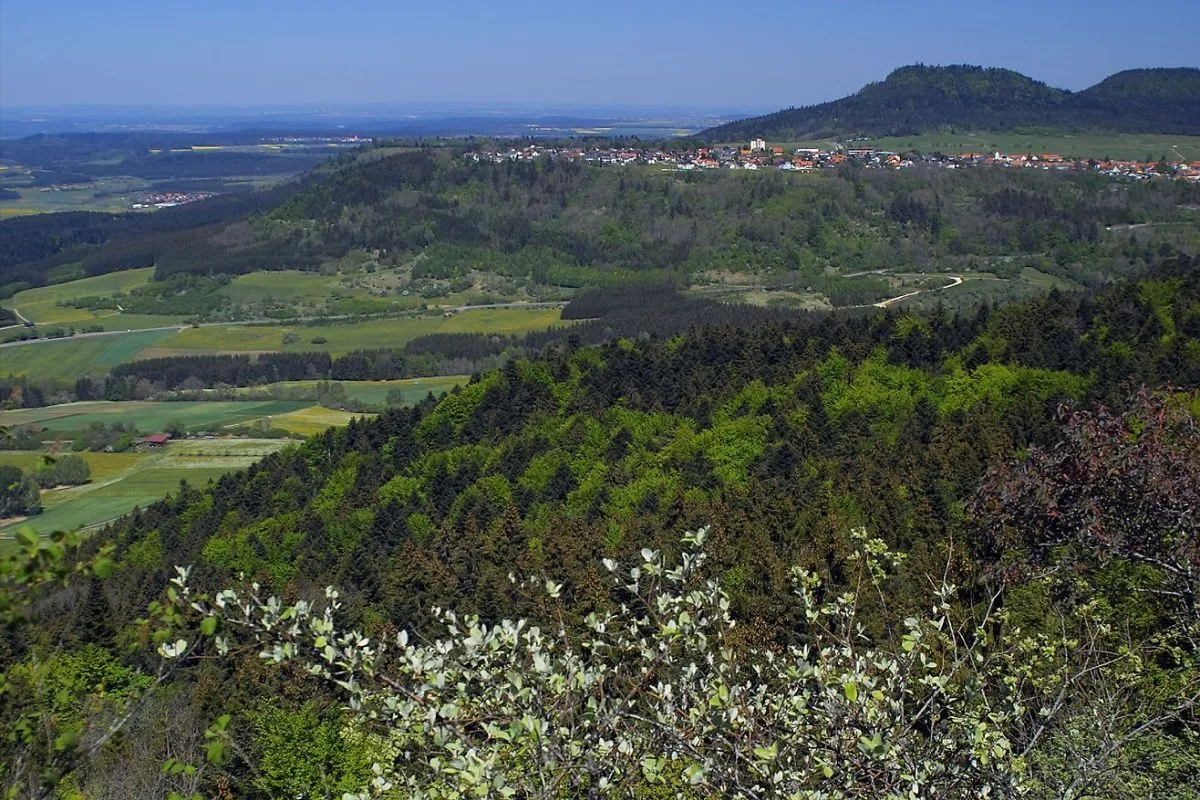 Bild mit Blick vom Hummelsberg auf Gosheim und den Lemberg