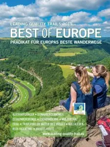 Titelbild mit zwei Wanderinnen, die ins Tal blicken für Best of Europe