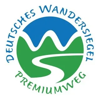 Logo in grün und blau mit Schriftzug Deutsches Wandersiegel Premiumweg