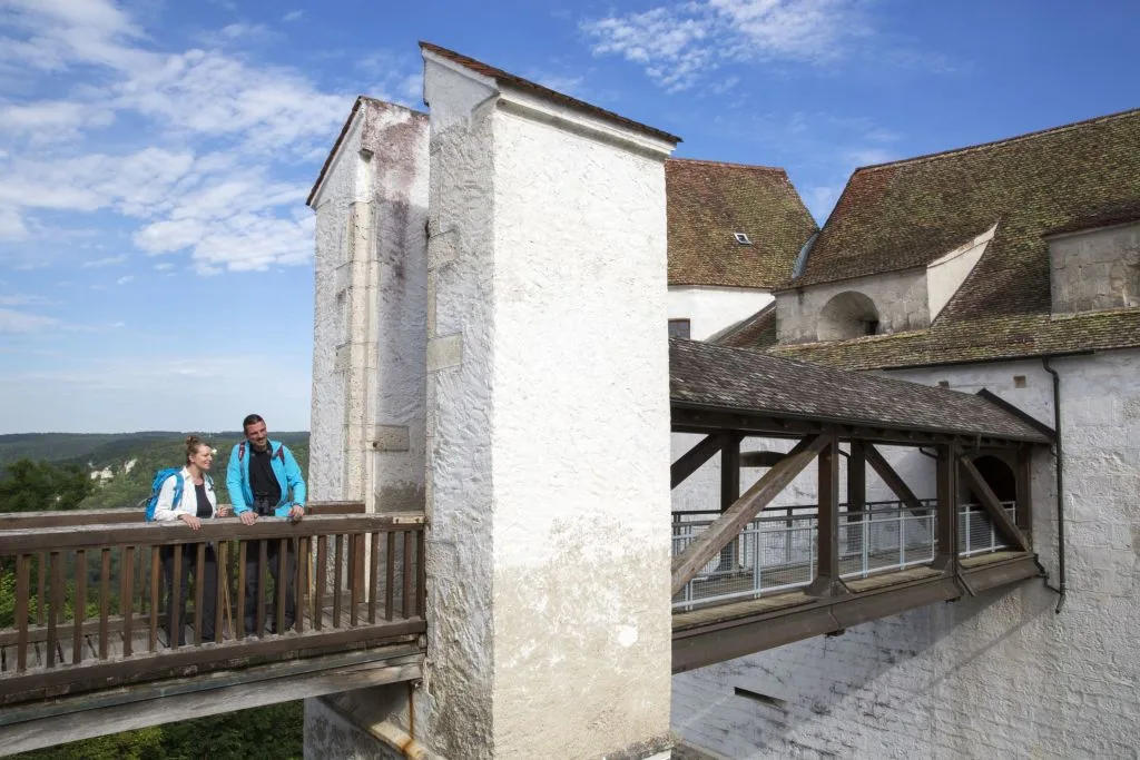 Bild von zwei Wanderern auf der Brücke Zugang zur Burg Wildenstein