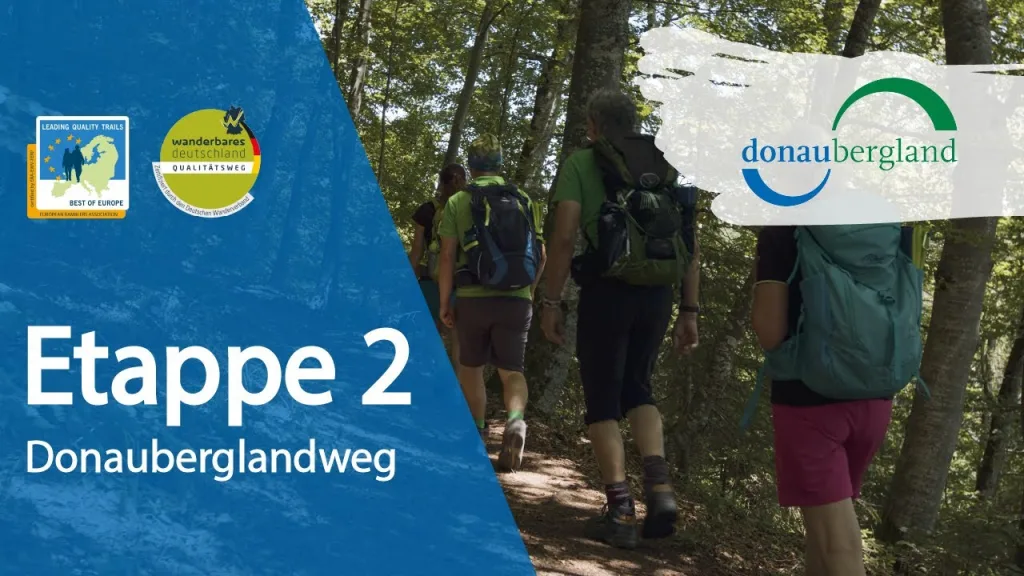 Videovorschaubild zur Etappe 2 des Donauberglandwegs mit Wanderern von hinten im Wald