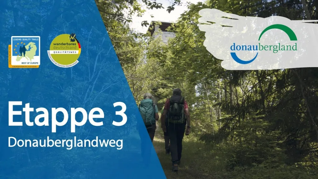 Videovorschaubild zur Etappe 3 des Donauberglandwegs mit Wanderern von hinten im Wald