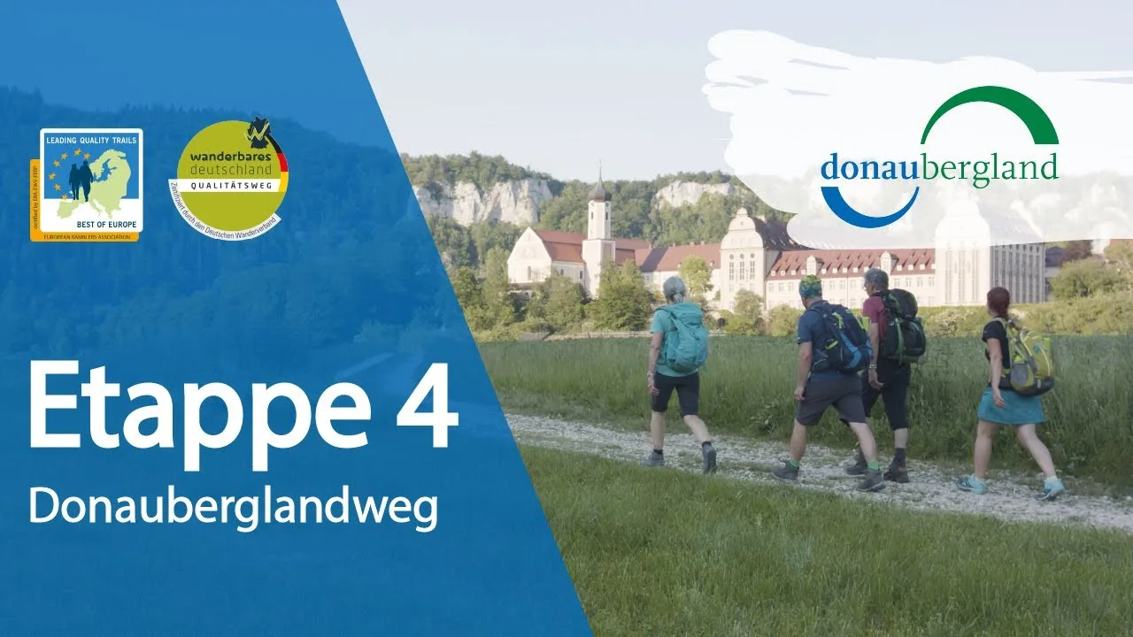 Videovorschaubild zur Etappe 4 des Donauberglandwegs mit 4 Wanderern vor Kloster