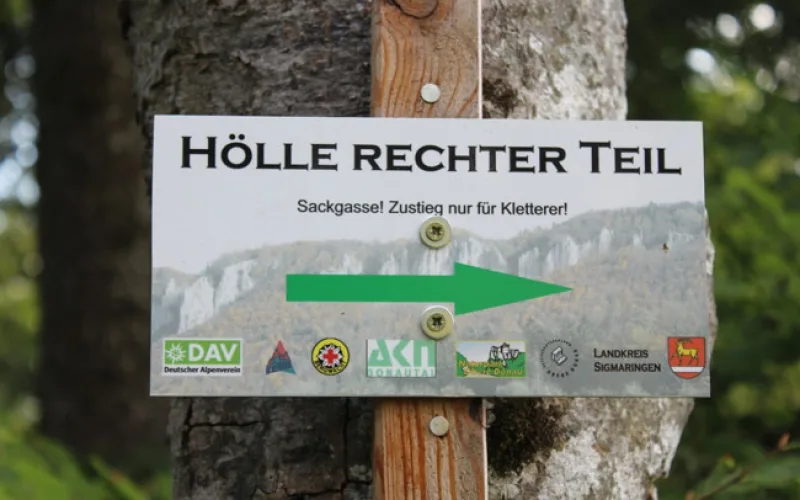 Bild mit Hinweisschild an Baum befestigt mit Schriftzug Hölle rechter Teil, Sackgasse! Zustieg nur für Kletterer!