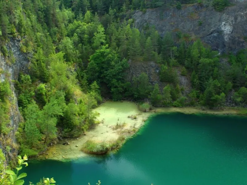 Bild von Blick auf einen Ausschnitt vom türkisfarbenen Kratersee Höwenegg