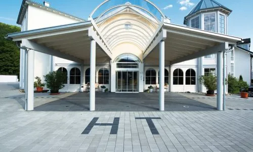 Bild von Front des Hotel Traube mit Eingangsportal auf Säulen