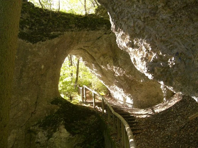 Bild mit Blick auf Treppe bei den Inzigkofer Grotten, die durch ein Felsloch weiter auf den Wanderweg führt