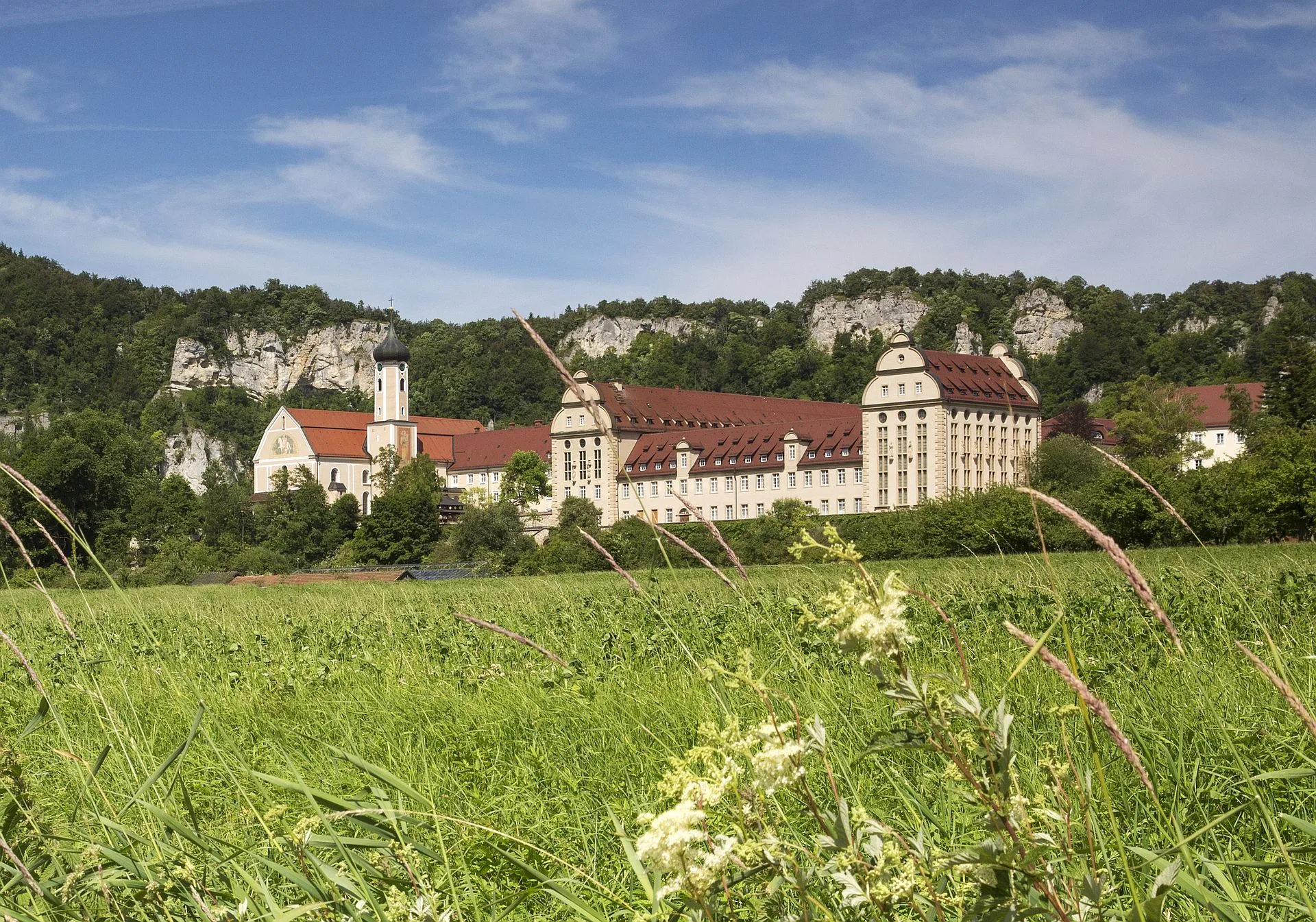 Bild mit Blick auf Kloster Beuron mit Felsen im Hintergrund