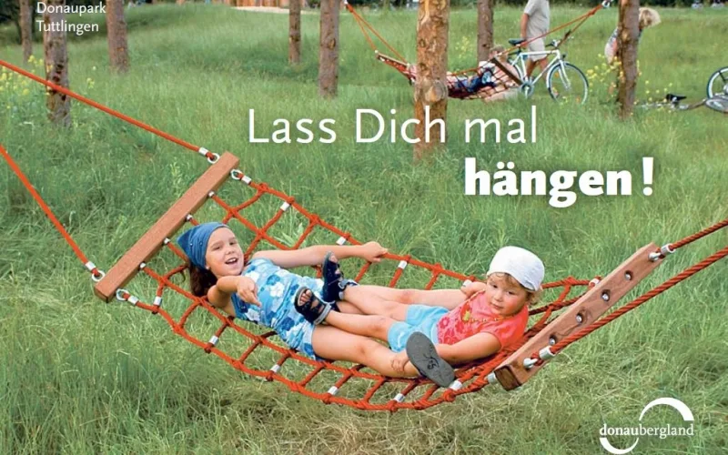 Donaubergland Postkartenmotiv mit Kindern in Hängematte.