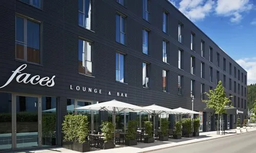 Bild von Front des Légère Hotels in Tuttlingen mit Schriftzug faces, Lounge & Bar