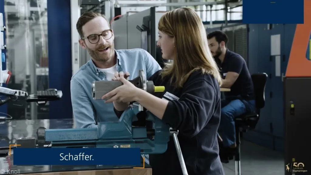 Videovorschaubild mit 3 Personen in einem Maschinensaal