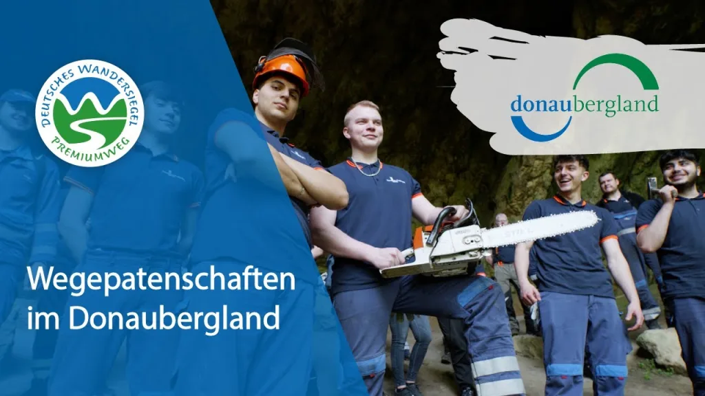 Videovorschaubild mit jungen Burschen mit Motorsäge vor Höhle mit Siegel Deutsches Wandersiegel Premiumweg und Schriftzug Wegepatenschaften im Donaubergland.