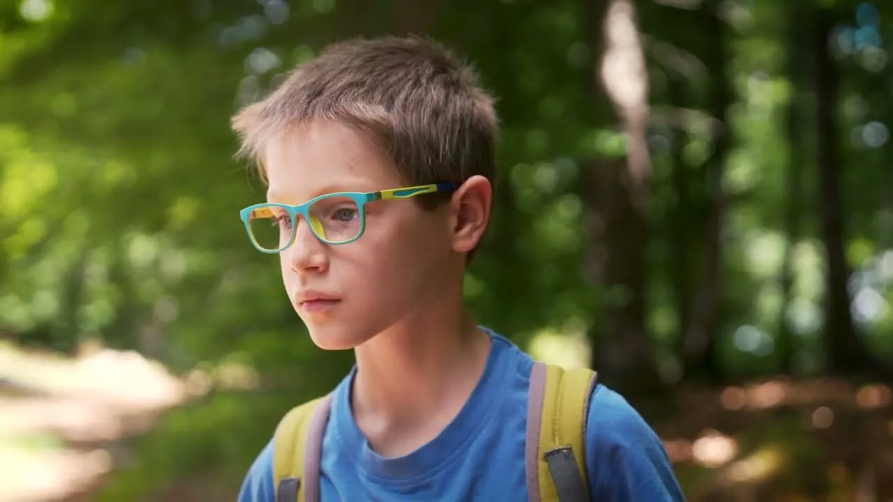 Bild von einem Junge mit Brille im Wald