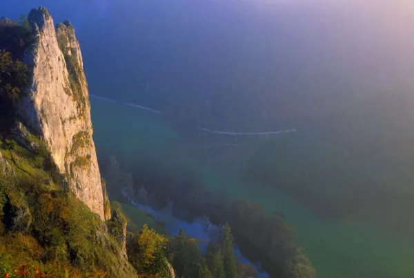 Bild mit Blick auf den Stiegelesfelsen und hinab ins Tal