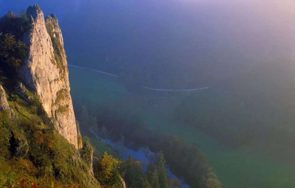 Bild mit Blick auf den Stiegelesfelsen und hinab ins Tal