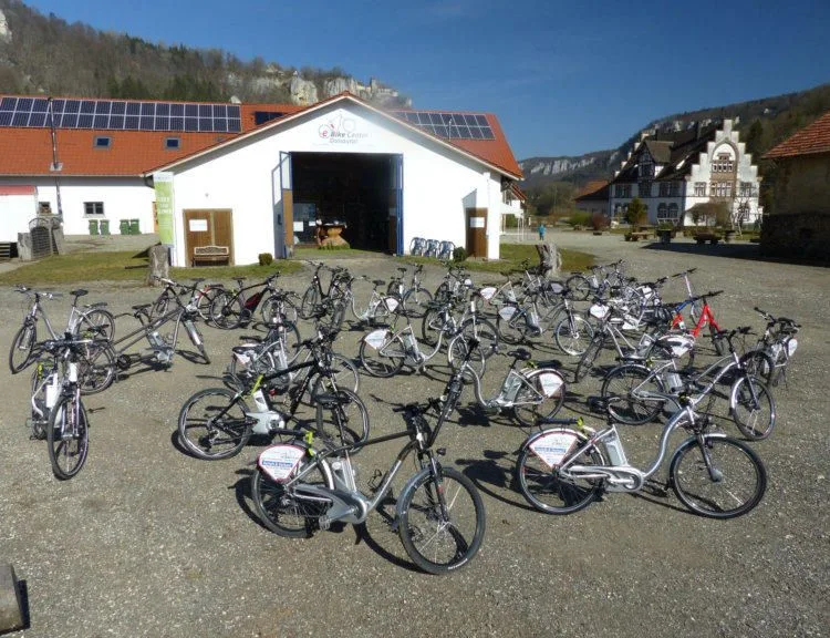 Bilder von einigen E-Bikes vom dem Gebäude des Talhofs in Beuron