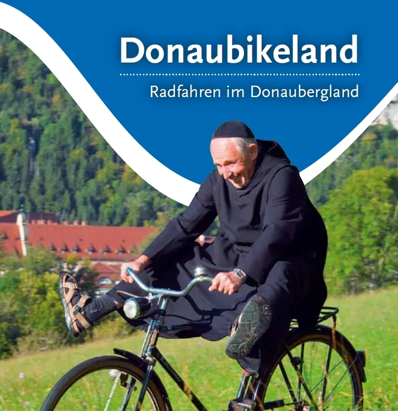 Titelbild mit der Überschrift Donaubikeland Radfahren im Donaubergland mit Mönch auf Fahrrad