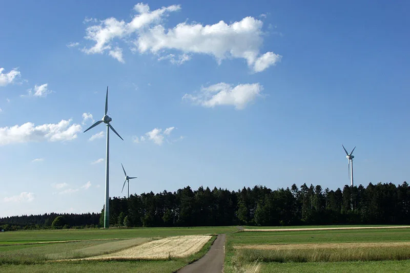 Bild von Windpark in Renquishausen mit drei Windrädern auf Wiese, Feld und im Wald