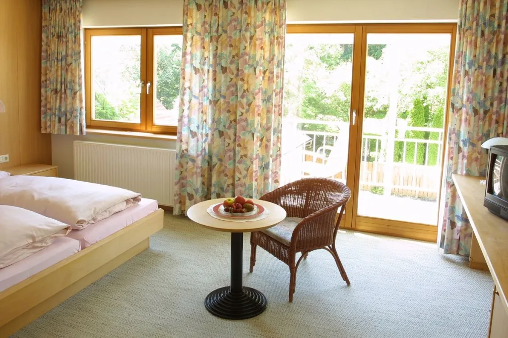 Gasthhöfe und Pensionen Gasthof Adler Leitishofen Zimmer, Zimmer mit Sitzmöglichkeit und kleinem Tisch, Doppeltbett und ein Balkon